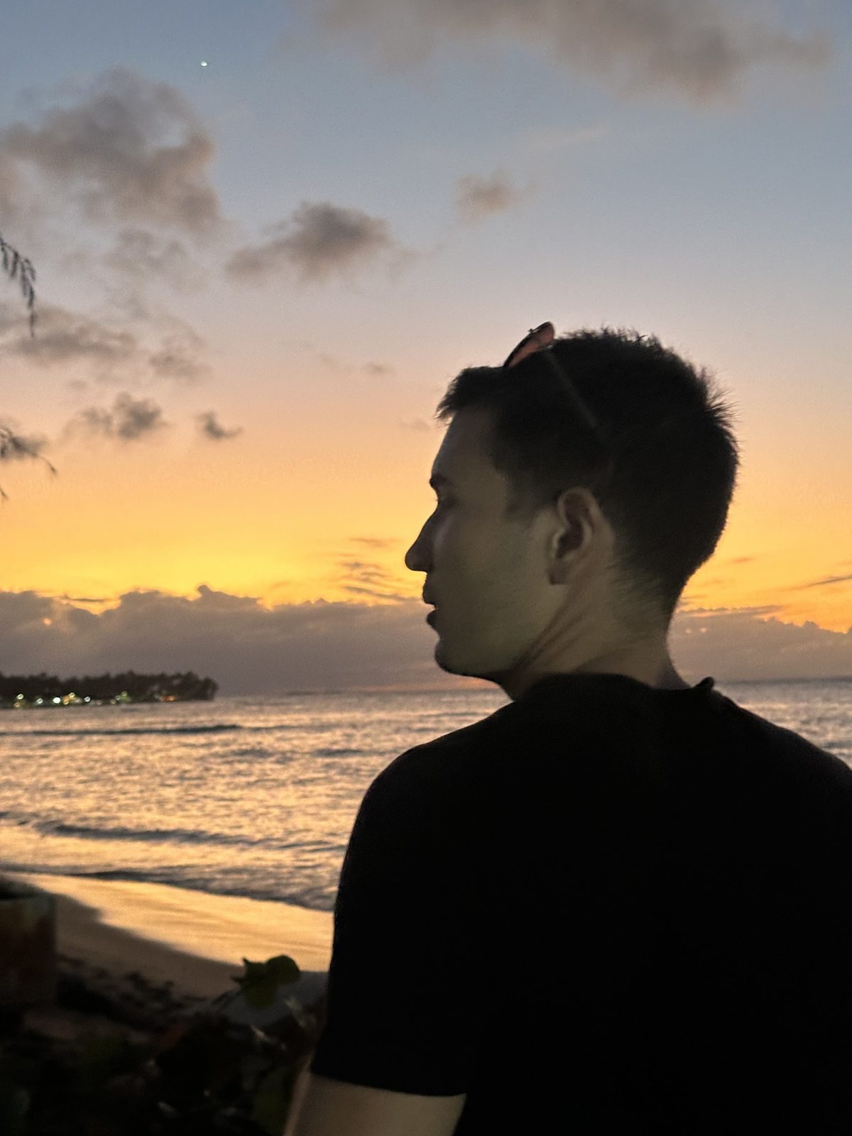 Jonathan schaut sich den Sonnenuntergang am Strand von Las Terrenas an