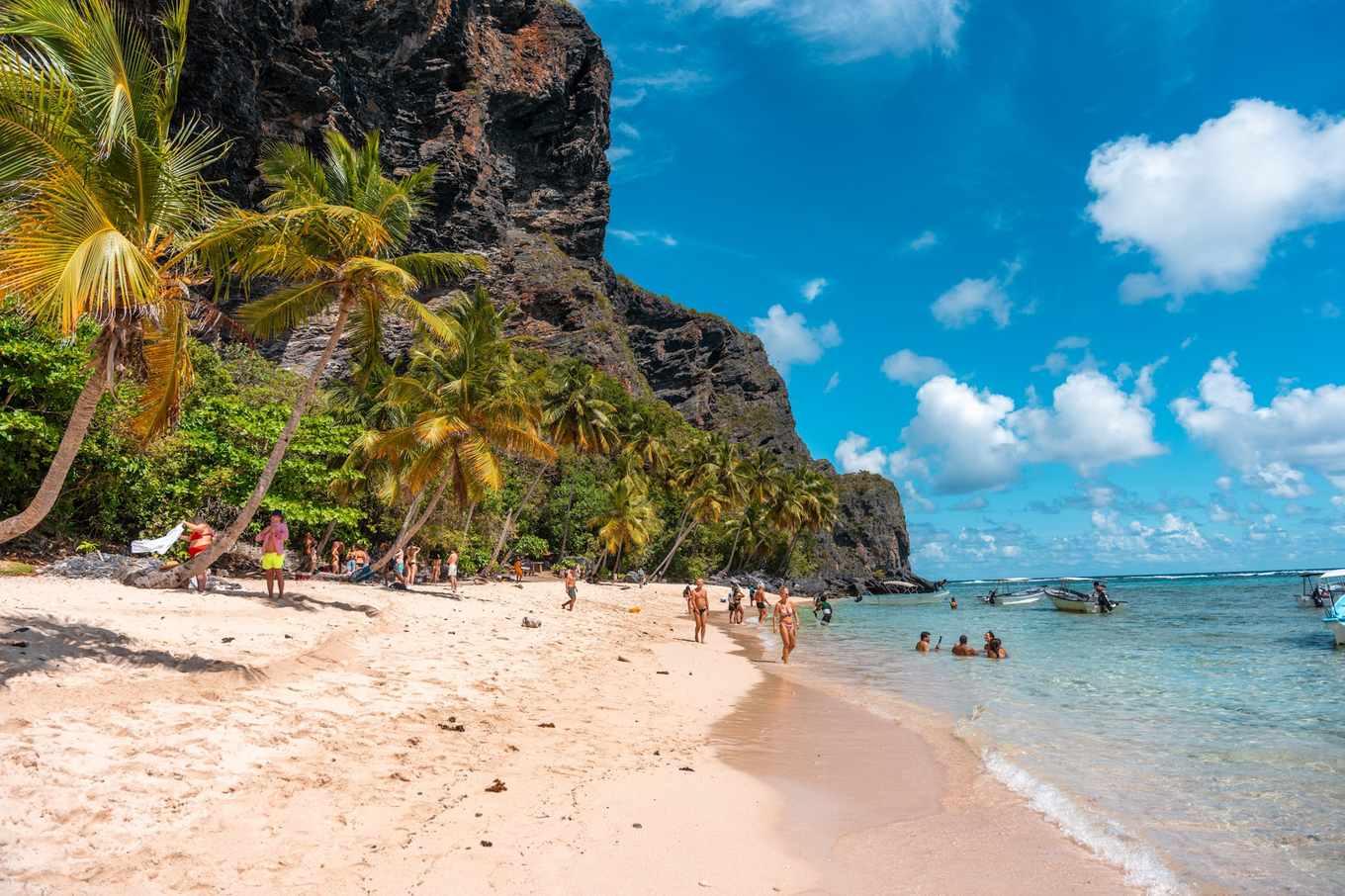 Playa Frontón auf Samaná: Palmen, Felswand und Sandstrand