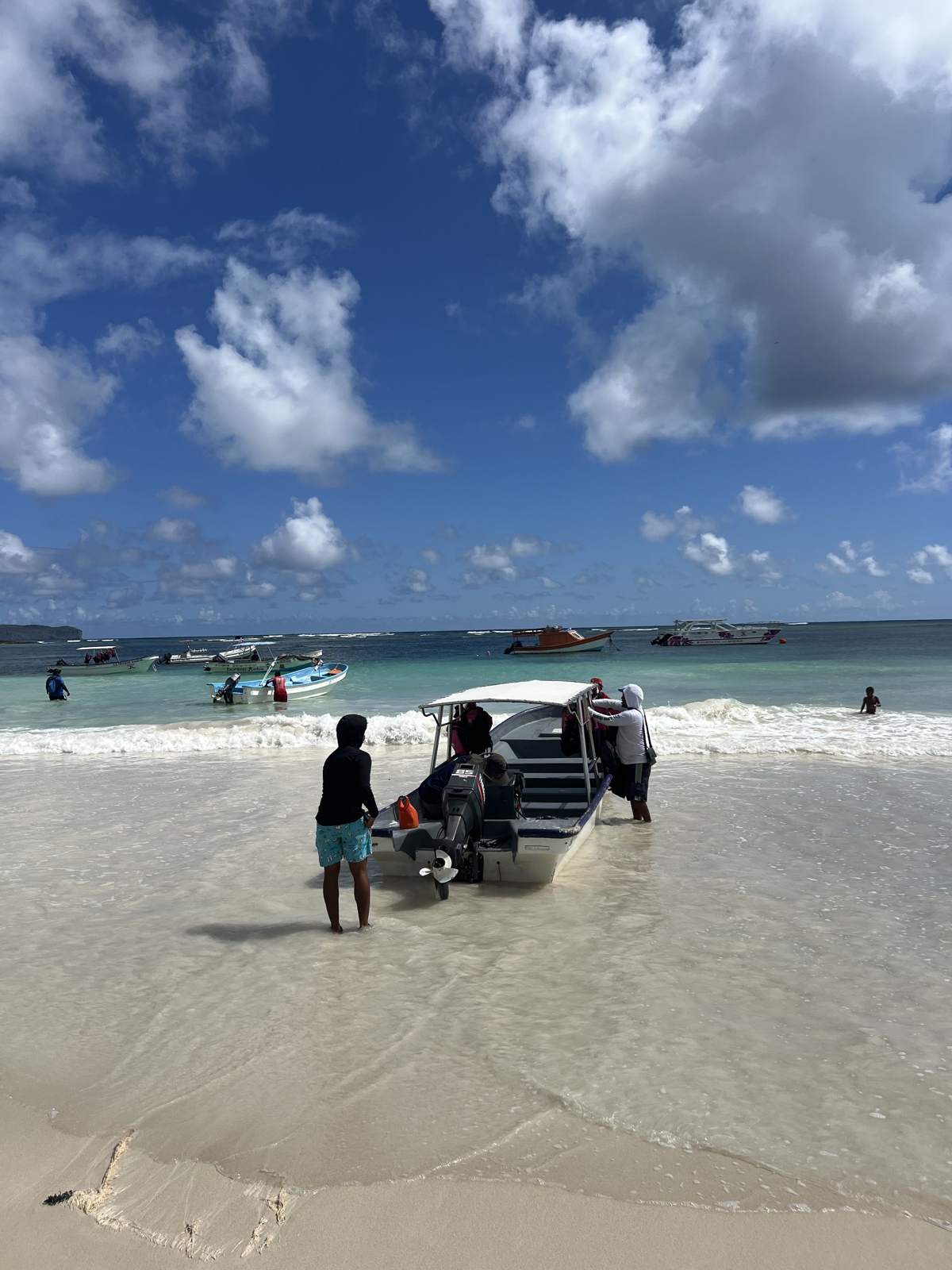 Samaná Sehenswürdigkeiten: Boote in Las Galeras vor der Tour zur Playa Frontón