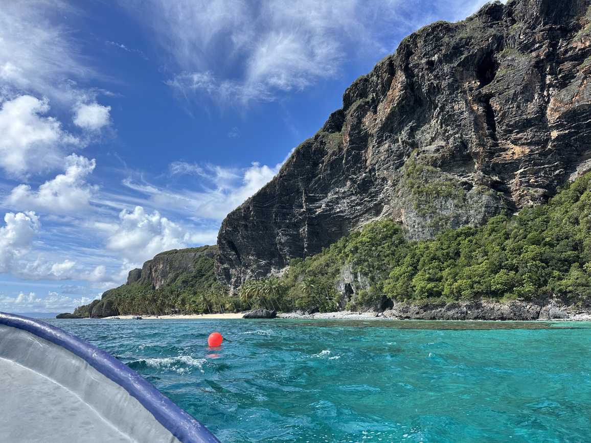 Samaná Sehenswürdigkeiten: Die Klippen der Playa Frontón vom Boot aus