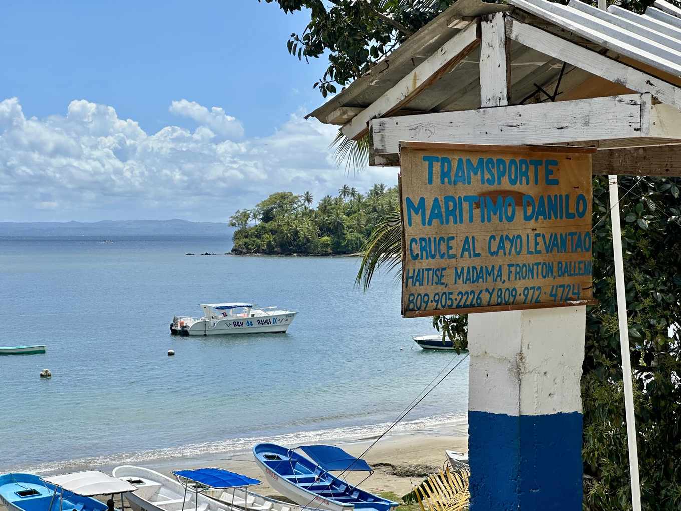 Bootsanbieter-Schild für Touren zu abgelegenen Stränden wie Playa Madama und Frontón