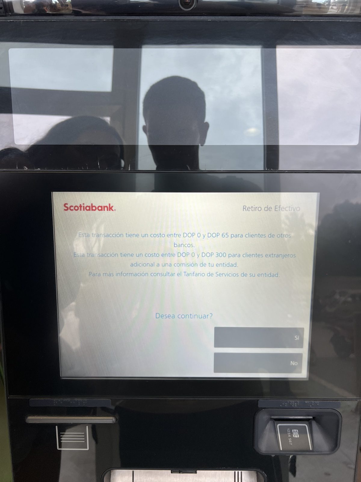 Gebühren-Screen am Scotiabank-Automaten: 0 bis 300 Pesos für ausländische Kunden
