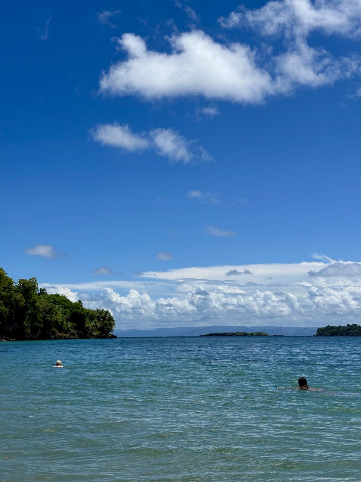Sehr blaues Wasser am Strand von Cayo Levantado in der Bucht von Samaná