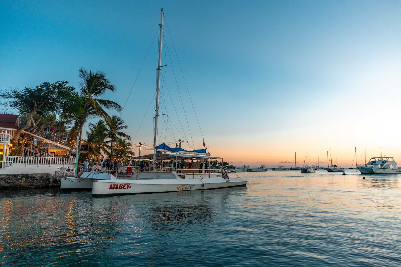 Sonnenuntergang am Hafen von Bayahibe mit Katamaran und Booten