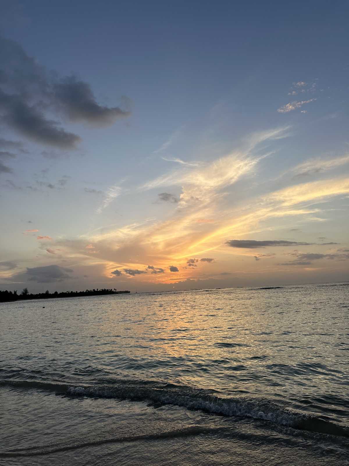 Sonnenuntergang über dem Meer bei Las Terrenas auf der Halbinsel Samaná