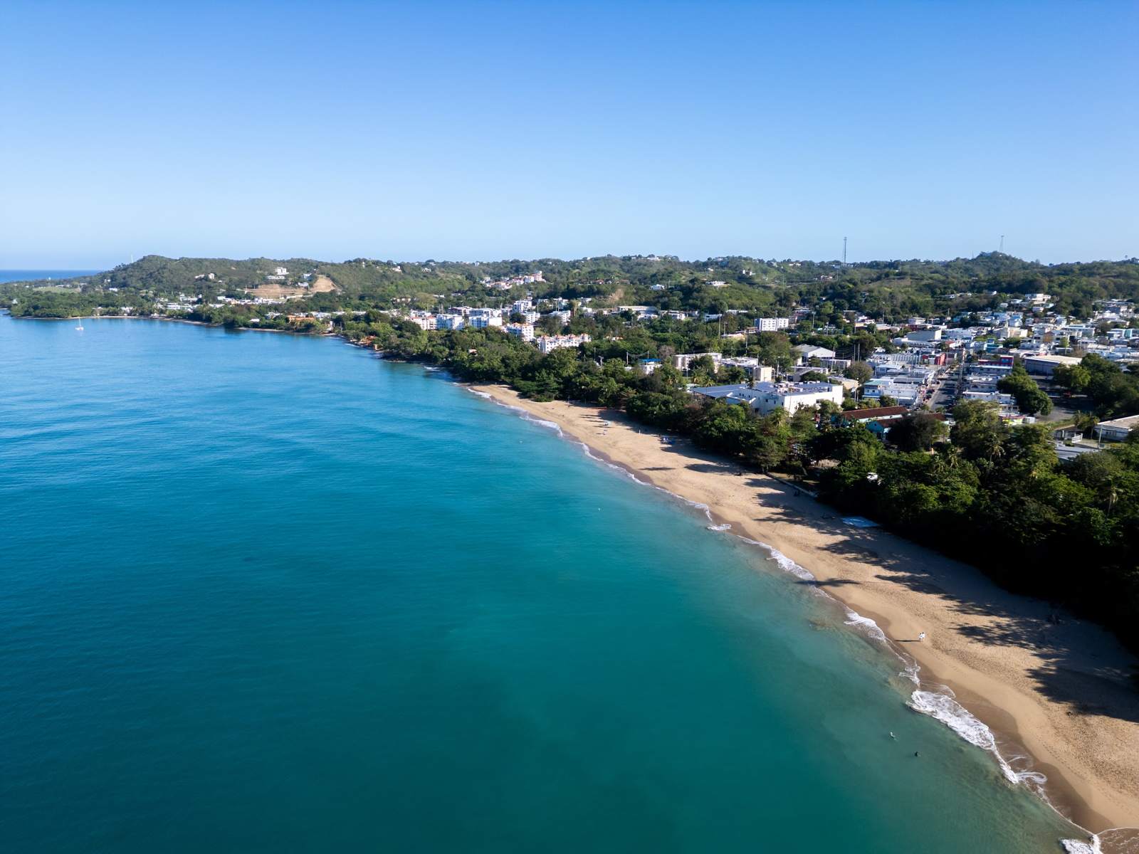 Strand an der Westküste von Puerto Rico bei Rincón aus der Luft