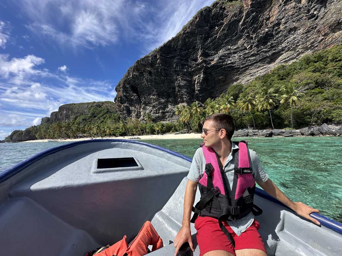 Strand auf Samaná bei Sonnenschein: Boot vor den Klippen der Playa Frontón