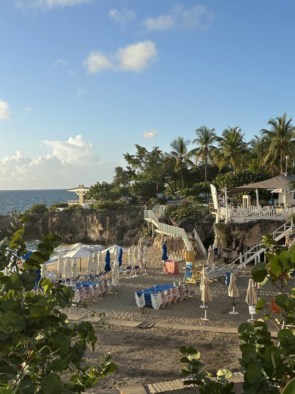 Strand Playa Bonita in Las Terrenas mit Palmen und Strandclub auf Samaná