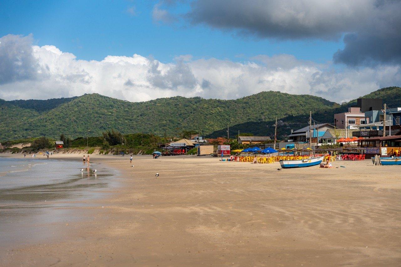 Strand von Barra da Lagoa in Florianópolis mit grünen Hügeln