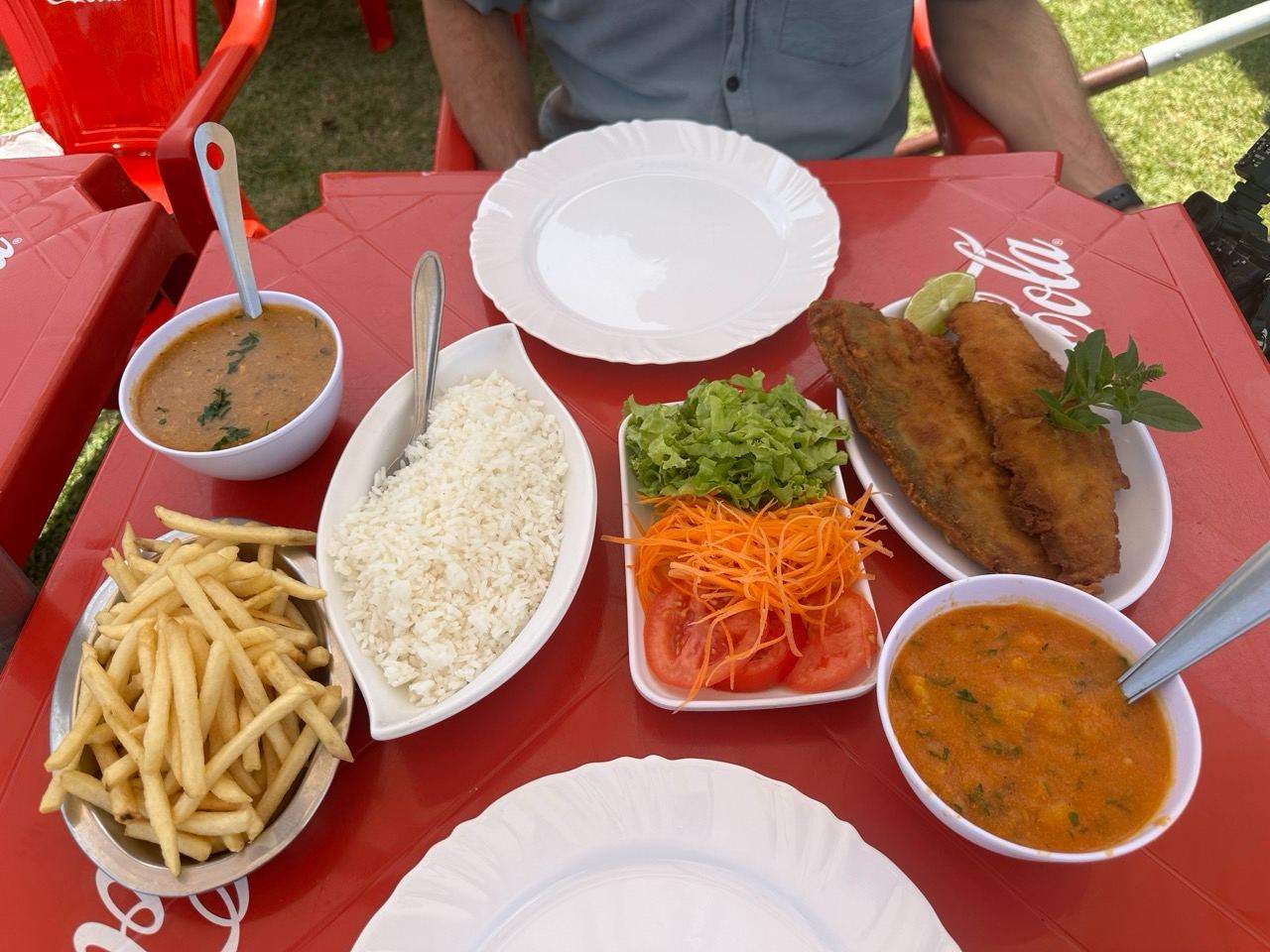 Typisches Tagesgericht mit Reis, Pommes und Fisch in Florianópolis, Brasilien