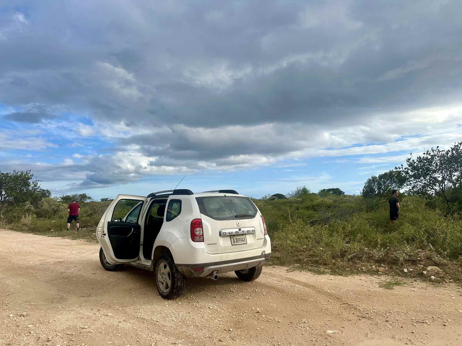 Unser Mietwagen auf einer Schotterpiste in der Dominikanischen Republik