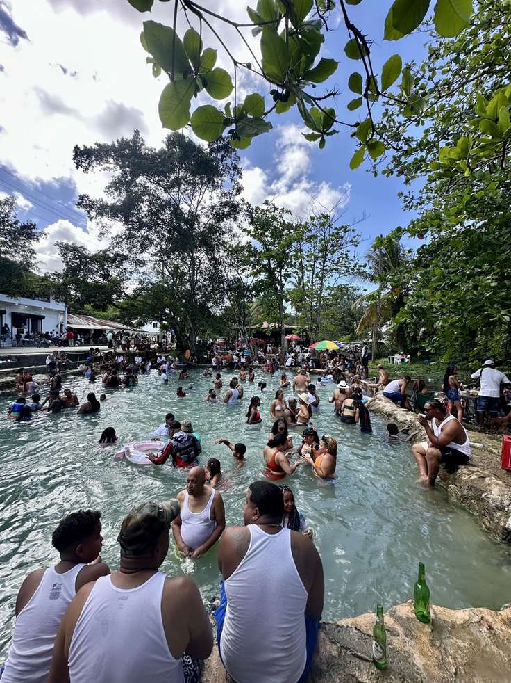 Viele Einheimische baden am Wochenende im Balneario El Limón auf Samaná