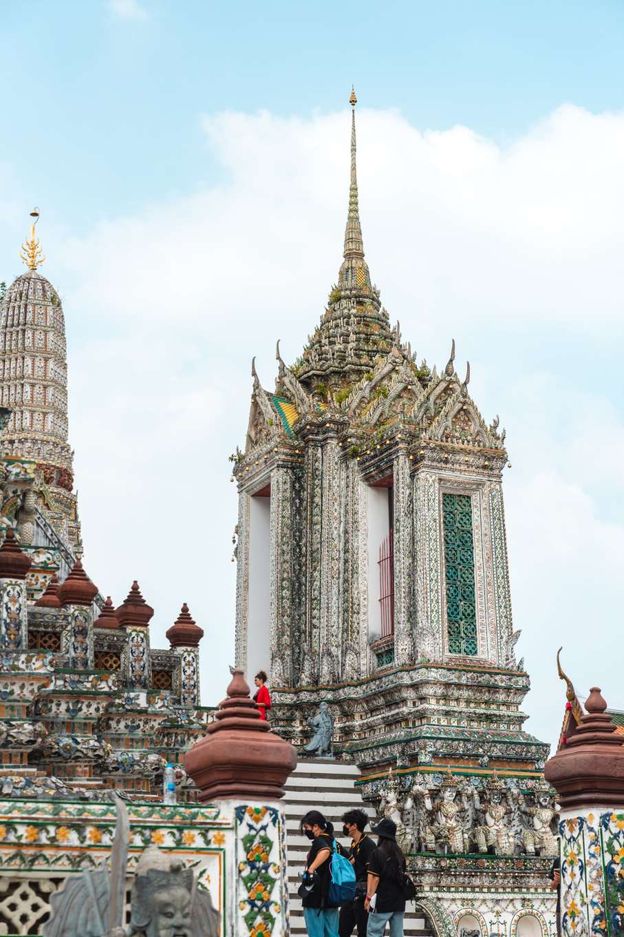 Wat Arun in Bangkok mit verzierten Türmen vor blauem Himmel