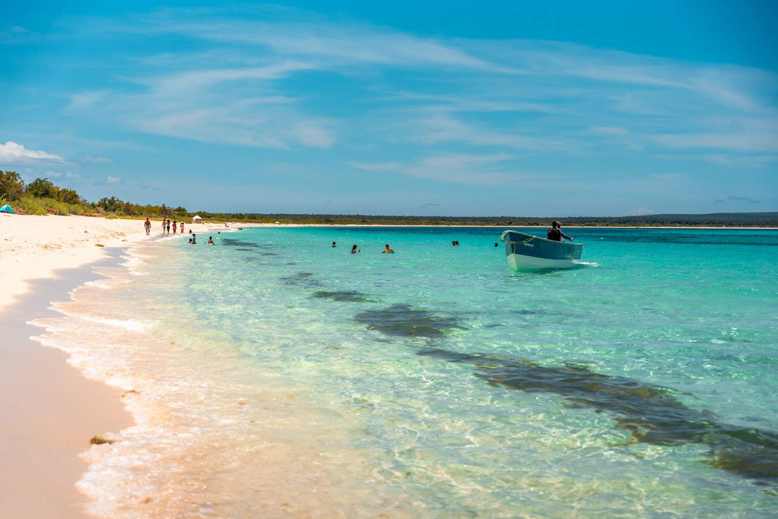 Weißer Sand und türkises Wasser an der Bahía de las Águilas
