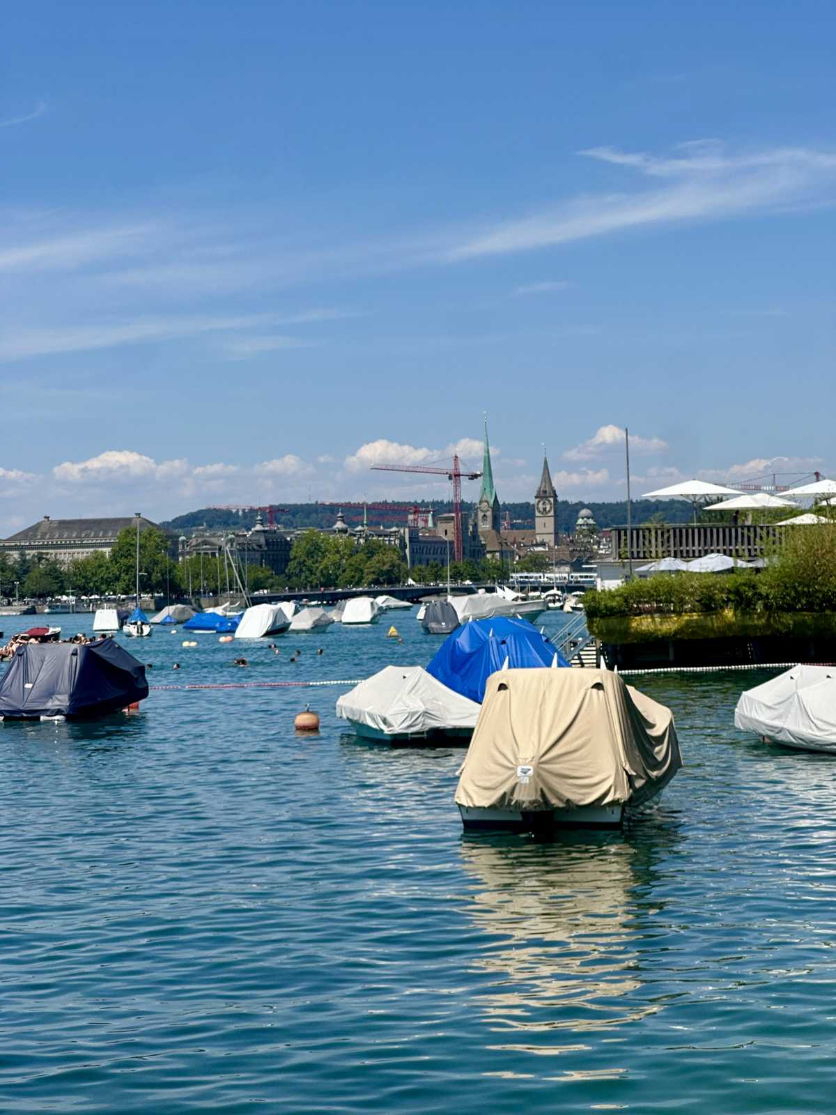 Zürichsee mit Booten und Blick auf die Zürcher Altstadt